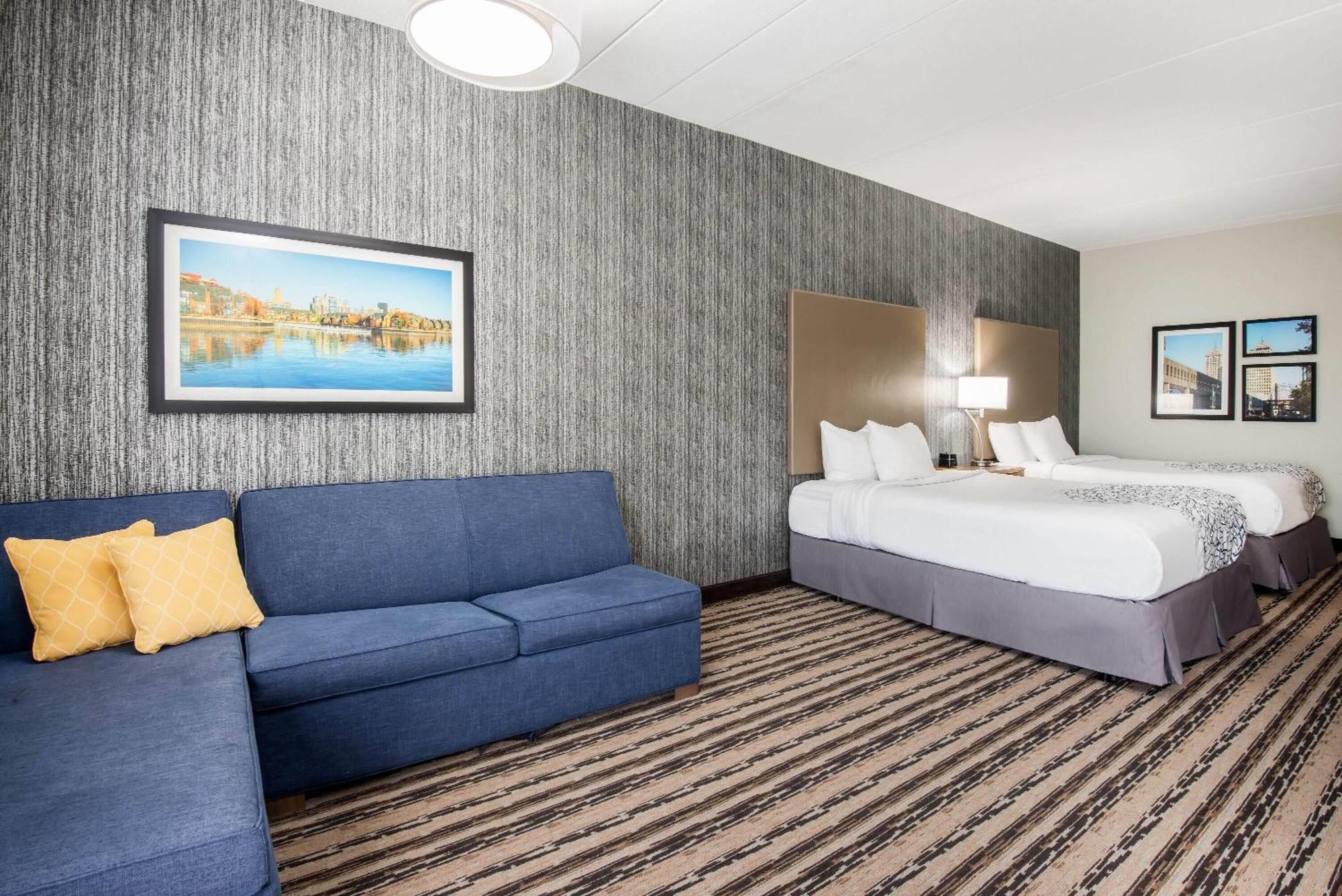 La Quinta By Wyndham Buffalo Hotel