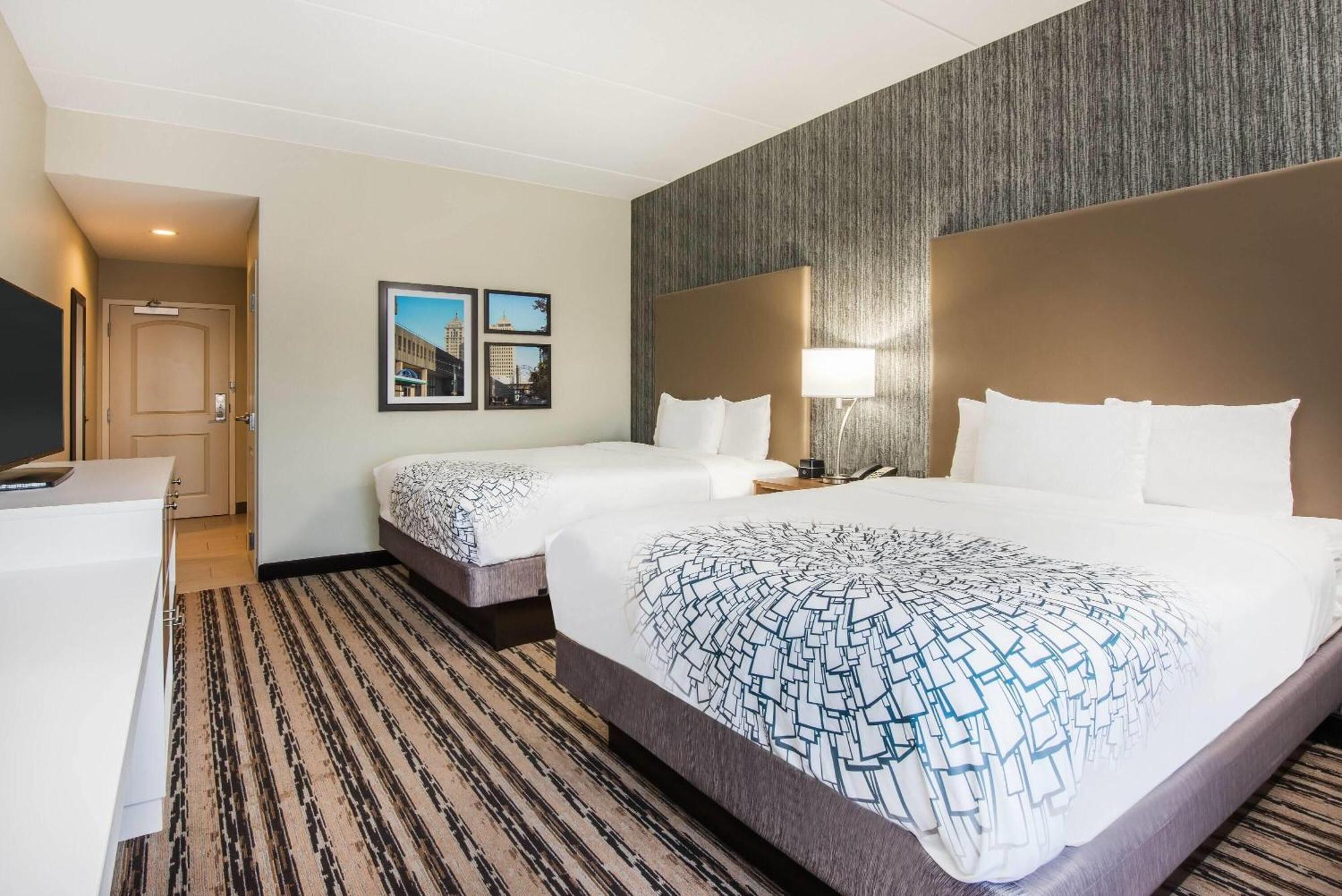 La Quinta By Wyndham Buffalo Hotel